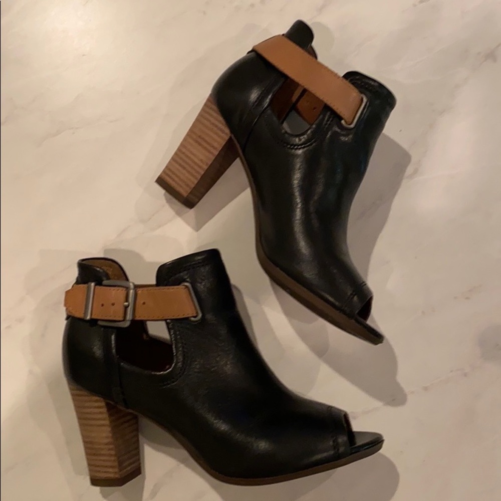 Clarks Shira Nicole booties black size 6